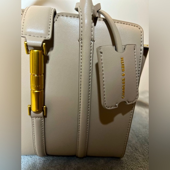 Charles and Keith Large Cesia Metallic Accent Tote Bag - Taupe NWOT - Picture 8 of 12